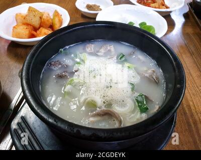 Soondae Gukbap, preparato mettendo riso cotto in zuppa calda con salsiccia di sangue coreana fatta fumando intestini di maiale ripieni di vari ingredienti. Foto Stock