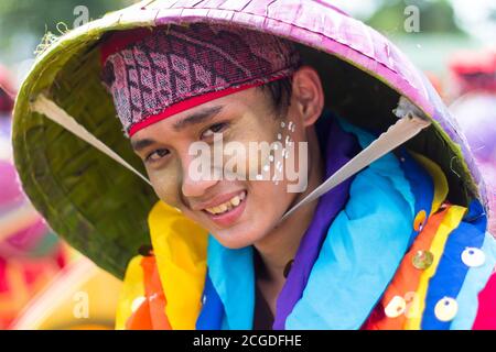 Costumi colorati durante un festival di strada nella città di Ipil. Foto Stock