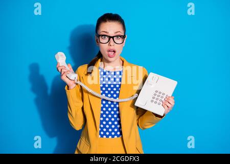 Ritratto di lei bella-aspetto affascinante preoccupato sopraffatta confuso lady operatore che tiene in mano telefono gestione chiamata isolato luminoso Foto Stock