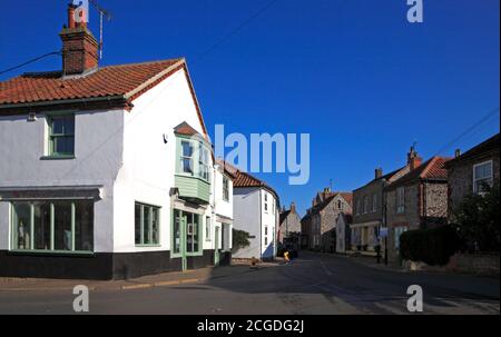 Una vista della strada costiera A149 che attraversa il villaggio di North Norfolk di Cley NEXT the Sea, Norfolk, Inghilterra, Regno Unito. Foto Stock