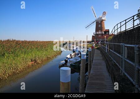 Una vista del porto restaurato e banchina con ormeggi e passerella da Cley Windmill a North Norfolk a Cley NEXT the Sea, Norfolk, Inghilterra, UK. Foto Stock