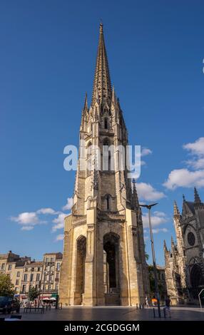 BORDEAUX, FRANCIA – 13 AGOSTO 2017: Campanile della basilica di San Michele. Questa torre separata, alta 114 metri, è stata costruita nel 15 Foto Stock