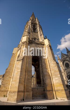 Campanile della basilica di San Michele, a Bordeaux, Francia. Questa torre separata, alta 114 metri, è stata costruita nel 15 ° secolo Foto Stock