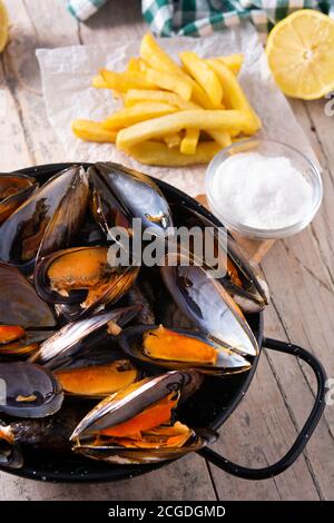 Mouscoels e patatine fritte o melues-frites. Tipica cucina belga. Foto Stock