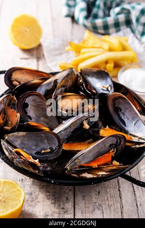 Mouscoels e patatine fritte o melues-frites. Tipica cucina belga. Foto Stock