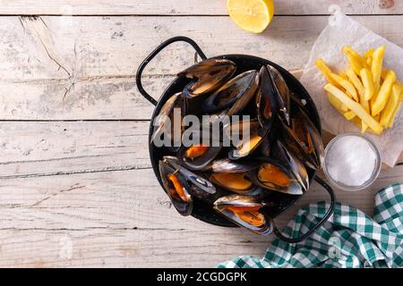 Mouscoels e patatine fritte o melues-frites. Tipica cucina belga. Foto Stock