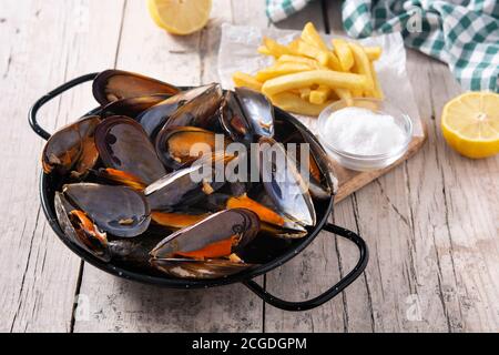 Mouscoels e patatine fritte o melues-frites. Tipica cucina belga. Foto Stock