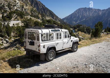 ESPOT, SPAGNA-5 SETTEMBRE 2020: Station wagon Land Rover Defender 110 in piedi su una strada di montagna (vista posteriore) Foto Stock