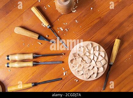 Collezione di antiche macchine per la lavorazione del legno e carving  strumenti su una rozza tavola vintage: falegnameria, artigianato e  manifatture concetto, laici piatta Foto stock - Alamy