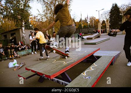 Uno skateboarder in azione al Venice Beach Skate Park a Los Angeles, California Foto Stock