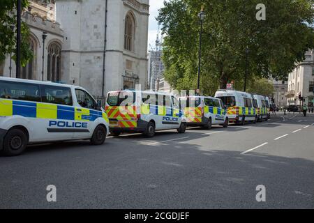 Londra, Regno Unito. 10 settembre 2020. Linea di furgoni metropolitani di polizia visti lungo Parliament Square, Londra, durante le proteste per la ribellione estinzione, il gruppo di azione ambientale. Credit: Joe Kuis / Alamy News Foto Stock