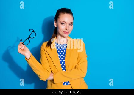 Ritratto di lei bella-osservante bella signora chic di classe esperto esperto esperto esperto di squalo che tiene in mani specifiche isolate luminose vivido Foto Stock