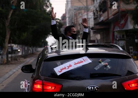 9 settembre 2020: Gaza City, Palestina. 09 settembre 2020. Una coppia palestinese si sposa a Gaza in una piccola cerimonia di nozze limitata ai membri della famiglia più vicina, con la distanza sociale e le maschere facciali che fanno parte dell'evento. Dall'agosto 24, quando i casi di Covid-19 sono stati scoperti per la prima volta tra la popolazione della striscia di Gaza, si è registrato un drastico aumento delle infezioni virali nel territorio palestinese. Le autorità hanno lottato per il crescente numero di casi a Gaza, che è una delle aree più densamente popolate del mondo e che ha un overstened e sottorisorse Foto Stock