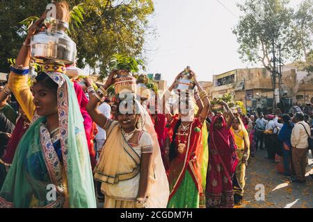 Donne native vestite in saree colorate per il Festival del deserto di Jaisalmer, Rajasthan, India Foto Stock
