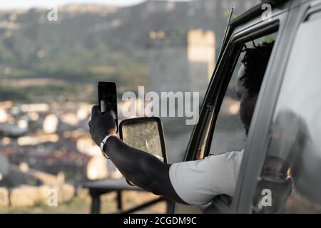 uomo nero afro-americano con telefono cellulare e riccia capelli Foto Stock