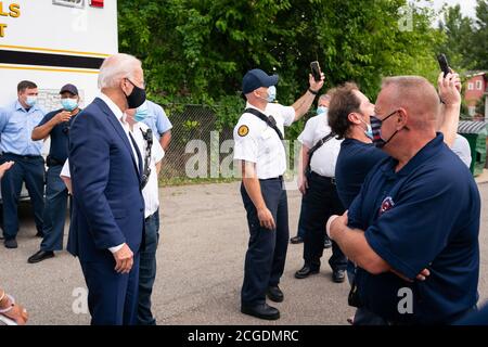 PITTSBURGH, PA, USA - 31 agosto 2020 - il candidato democratico americano Joe Biden consegna la pizza ai vigili del fuoco locali a Pittsburgh, Pennsylvania Foto Stock