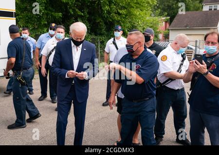 PITTSBURGH, PA, USA - 31 agosto 2020 - il candidato democratico americano Joe Biden consegna la pizza ai vigili del fuoco locali a Pittsburgh, Pennsylvania Foto Stock