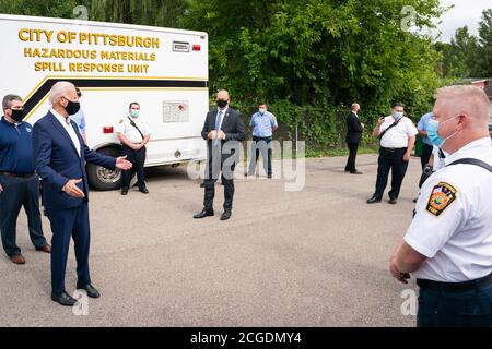 PITTSBURGH, PA, USA - 31 agosto 2020 - il candidato democratico americano Joe Biden consegna la pizza ai vigili del fuoco locali a Pittsburgh, Pennsylvania Foto Stock