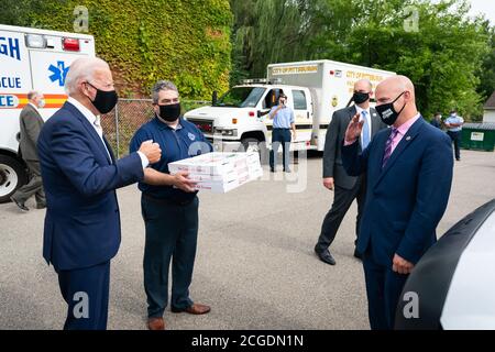 PITTSBURGH, PA, USA - 31 agosto 2020 - il candidato democratico americano Joe Biden consegna la pizza ai vigili del fuoco locali a Pittsburgh, Pennsylvania Foto Stock