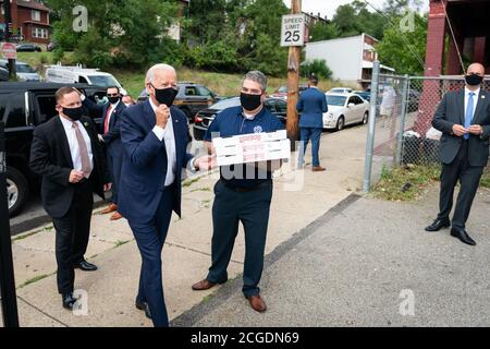 PITTSBURGH, PA, USA - 31 agosto 2020 - il candidato democratico americano Joe Biden consegna la pizza ai vigili del fuoco locali a Pittsburgh, Pennsylvania Foto Stock