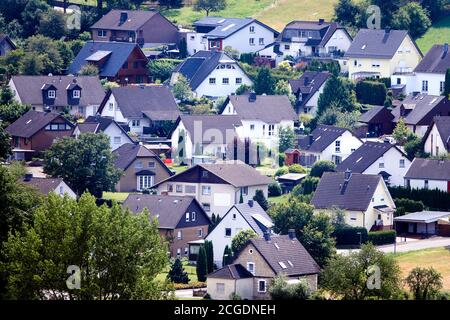 Vista aerea delle case di famiglia ai margini di un Villaggio nel paese in Germania Foto Stock