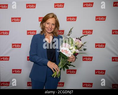 Berlino, Germania. 10 settembre 2020. Con i fiori Patricia Schlesinger, Direttore Generale della Rundfunk Berlin-Brandenburg (RBB), si trova di fronte ai fotografi dopo la riunione del consiglio di radiodiffusione della RBB. Il direttore generale è stato confermato in carica durante la riunione. Credit: Paul Zinken/dpa/Alamy Live News Foto Stock