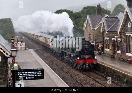 In getto di vapore acqueo loco 'Royal Scot' con 'The Fellsman' speciali passi treno Settle Station sulla linea ferroviaria Settle-Carlisle, North Yorkshire. Foto Stock