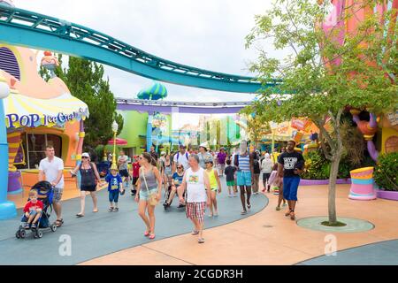 Visitatori della Seuss Landing Area all'interno delle Universal Studios Islands Parco a tema Adventure Foto Stock