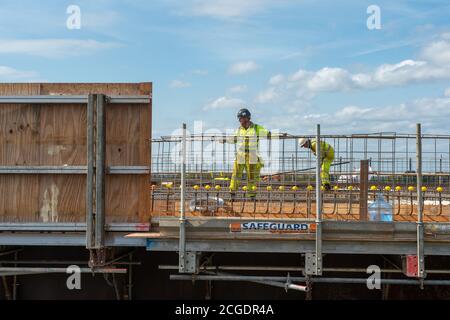 Taplow, Berkshire, Regno Unito. 10 settembre 2020. I lavori proseguono nella costruzione di nuovi ponti attraverso la M4 per la conversione della M4 in una Smart Motorway. La costruzione del nuovo ponte ampliato e la strada a Taplow poco prima del villaggio di Dorney sta progredendo rapidamente. Credit: Maureen McLean/Alamy Live News Foto Stock