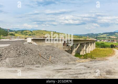 Costruzione di nuove autostrade, tratto di autostrada e rampa di uscita della superstrada, Slovacchia. Foto Stock