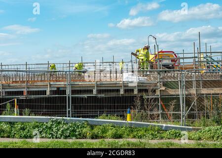 Taplow, Berkshire, Regno Unito. 10 settembre 2020. I lavori proseguono nella costruzione di nuovi ponti attraverso la M4 per la conversione della M4 in una Smart Motorway. La costruzione del nuovo ponte ampliato e la strada a Taplow poco prima del villaggio di Dorney sta progredendo rapidamente. Credit: Maureen McLean/Alamy Live News Foto Stock