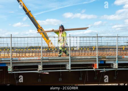 Taplow, Berkshire, Regno Unito. 10 settembre 2020. I lavori proseguono nella costruzione di nuovi ponti attraverso la M4 per la conversione della M4 in una Smart Motorway. La costruzione del nuovo ponte ampliato e la strada a Taplow poco prima del villaggio di Dorney sta progredendo rapidamente. Credit: Maureen McLean/Alamy Live News Foto Stock