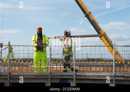 Taplow, Berkshire, Regno Unito. 10 settembre 2020. I lavori proseguono nella costruzione di nuovi ponti attraverso la M4 per la conversione della M4 in una Smart Motorway. La costruzione del nuovo ponte ampliato e la strada a Taplow poco prima del villaggio di Dorney sta progredendo rapidamente. Credit: Maureen McLean/Alamy Live News Foto Stock