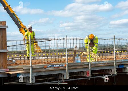 Taplow, Berkshire, Regno Unito. 10 settembre 2020. I lavori proseguono nella costruzione di nuovi ponti attraverso la M4 per la conversione della M4 in una Smart Motorway. La costruzione del nuovo ponte ampliato e la strada a Taplow poco prima del villaggio di Dorney sta progredendo rapidamente. Credit: Maureen McLean/Alamy Live News Foto Stock