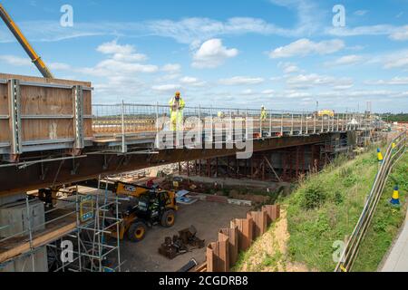 Taplow, Berkshire, Regno Unito. 10 settembre 2020. I lavori proseguono nella costruzione di nuovi ponti attraverso la M4 per la conversione della M4 in una Smart Motorway. La costruzione del nuovo ponte ampliato e la strada a Taplow poco prima del villaggio di Dorney sta progredendo rapidamente. Credit: Maureen McLean/Alamy Live News Foto Stock