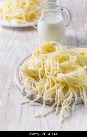 Formaggio a corda o frusta di formaggio (korbaciky) - formaggio salato snack, specialità nazionali dalla Slovacchia. A base di latte vaccino o ovino Foto Stock