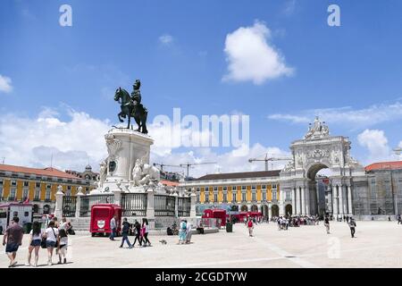 Portogallo, Lisbona, Piazza del Commercio, Praça do Comércio con la statua equestre del re Giuseppe i e un arco trionfale. Praça do Comércio è un famoso s. Foto Stock