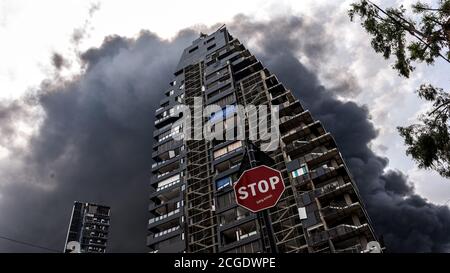 Beirut, Libano, 10 settembre 2020. Un incendio scoppiò in un magazzino nel porto sconsacrato della capitale nel primo pomeriggio, spargendo in un secondo magazzino e accendendo diversi blazes più piccoli. Gli elicotteri hanno gettato acqua di mare sulle fiamme mentre i vigili del fuoco hanno fatto del loro meglio per ottenere la situazione sotto controllo. Elizabeth Fitt Credit: Elizabeth Fitt/Alamy Live News Foto Stock