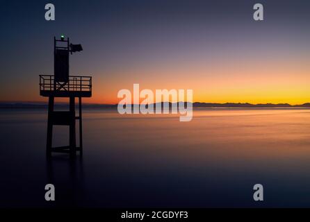 Garry Point Sunset Richmond BC. Georgia Strait e Salish Sea al crepuscolo guardando verso Vancouver Island. Foto Stock