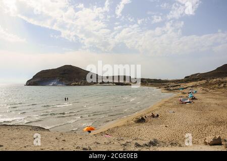 Spiaggia di Playa de los Genoveses con Morron de los Genoveses sullo sfondo. Parco Naturale Cabo de Gata, Almeria, Spagna Foto Stock