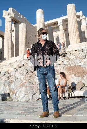 Atene, Grecia. 10 settembre 2020. L'attore e sceneggiatore americano Mickey Rourke visita l'Acropoli di Atene, in Grecia. Mickey Rourke arrivò ad Atene per partecipare alle sparatorie del film di Yelena Popovic 'Man of God'. L'uomo di Dio parla della biografia di San Nectarios e la prima ufficiale è prevista per il 2020 novembre. Foto Stock