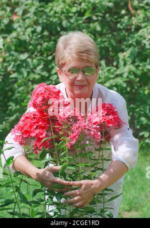 Donna con fiori Foto Stock