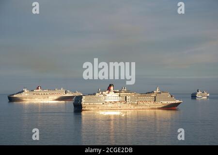 Navi da crociera: Regina Victoria, Regina Maria 2, Marella Explorer e Marella Discovery ancorati a Weymouth Bay. Mogled durante la pandemia di Covid-19. Foto Stock