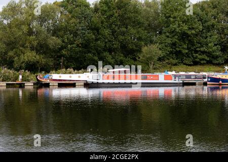 Chiatte ormeggiate sul fiume Trent a Holme Pierrepont, Nottingham, Nottinghamshire, Inghilterra Foto Stock