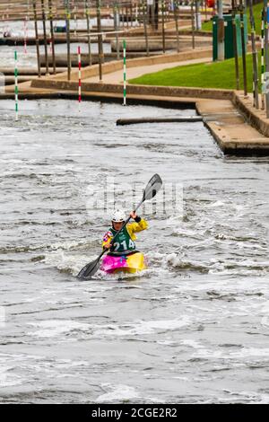 Canoista praticante all'Holme Pierrepont National Water Center, Nottingham, Nottinghamshire, Inghilterra Foto Stock