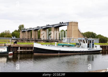 Barca ormeggiata sul fiume trent a Holme Pierrepont,. La porta del fango di Colwick è dietro. Nottingham, Nottinghamshire, Inghilterra Foto Stock