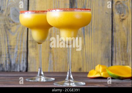 Bicchieri di cocktail congelati Mango Margarita guarniti con sale di paprika cerchio Foto Stock