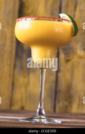 Bicchiere di cocktail Mango Margarita congelato guarnito con sale di paprika cerchio Foto Stock