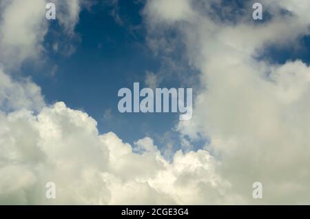 Nuvole spesse su cielo blu Foto Stock