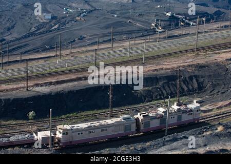 Estrazione a cielo aperto di carbone in cava 'Bogatyr', Ekibastuz, Kazakhstan. Carrello da cava, escavatori e treno. Foto Stock